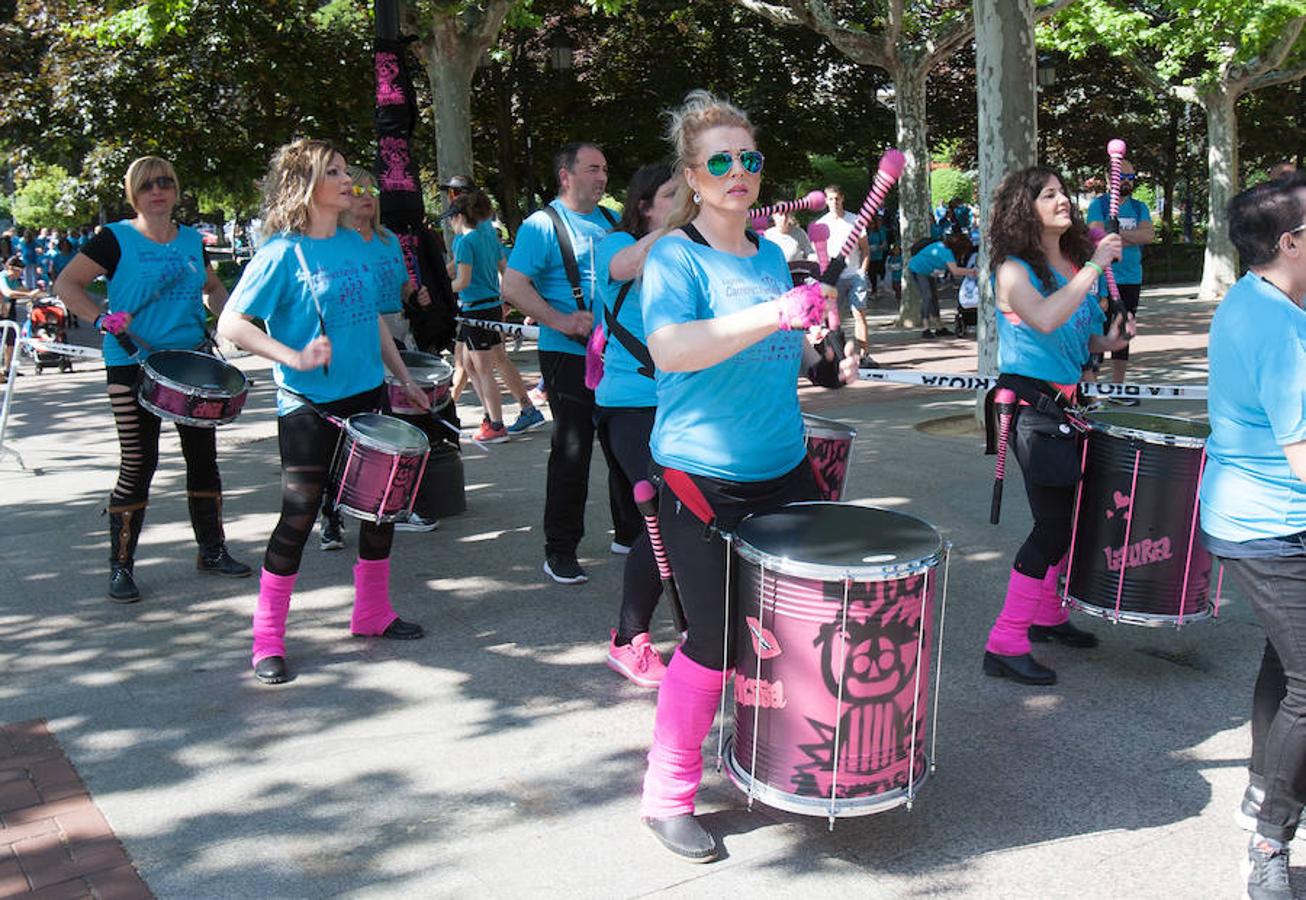 La Carrera de la Familia, organizada por la asociación 'Corre que te pillo', ha discurrido esta mañana por Logroño por un circuito urbano de 3.800 metros ideado para disfrutar en familia y de paso solidarizarse con una buena causa como es el estudio del síndrome de Hunter. 