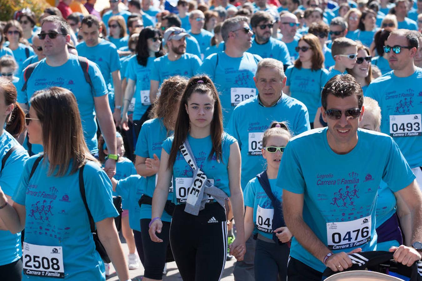 La Carrera de la Familia, organizada por la asociación 'Corre que te pillo', ha discurrido esta mañana por Logroño por un circuito urbano de 3.800 metros ideado para disfrutar en familia y de paso solidarizarse con una buena causa como es el estudio del síndrome de Hunter. 