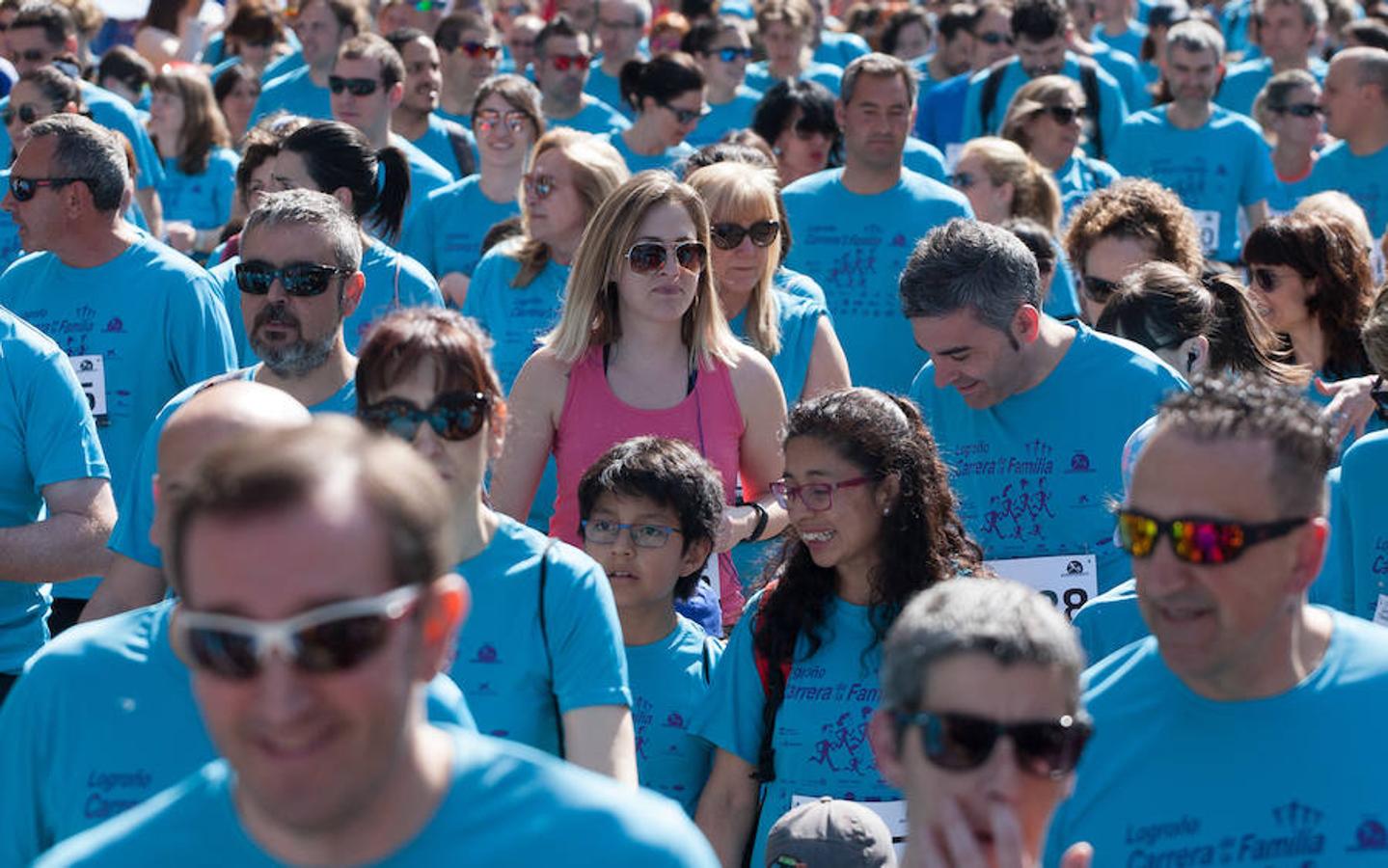 La Carrera de la Familia, organizada por la asociación 'Corre que te pillo', ha discurrido esta mañana por Logroño por un circuito urbano de 3.800 metros ideado para disfrutar en familia y de paso solidarizarse con una buena causa como es el estudio del síndrome de Hunter. 