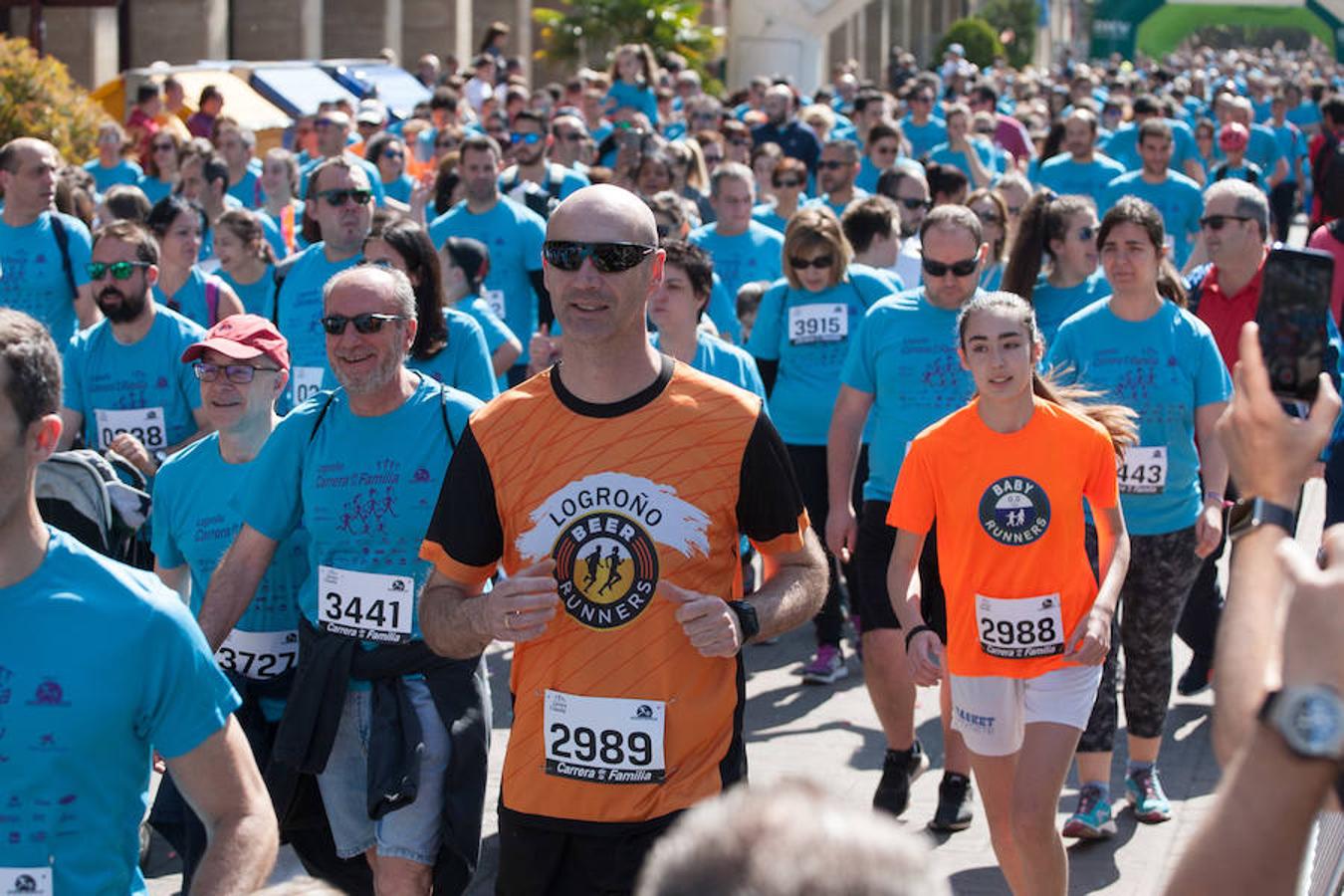 La Carrera de la Familia, organizada por la asociación 'Corre que te pillo', ha discurrido esta mañana por Logroño por un circuito urbano de 3.800 metros ideado para disfrutar en familia y de paso solidarizarse con una buena causa como es el estudio del síndrome de Hunter. 