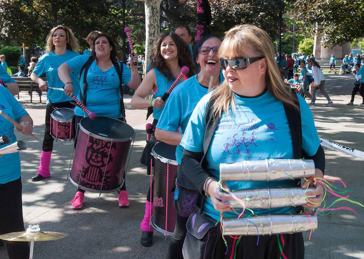 La Carrera de la Familia, organizada por la asociación 'Corre que te pillo', ha discurrido esta mañana por Logroño por un circuito urbano de 3.800 metros ideado para disfrutar en familia y de paso solidarizarse con una buena causa como es el estudio del síndrome de Hunter. 