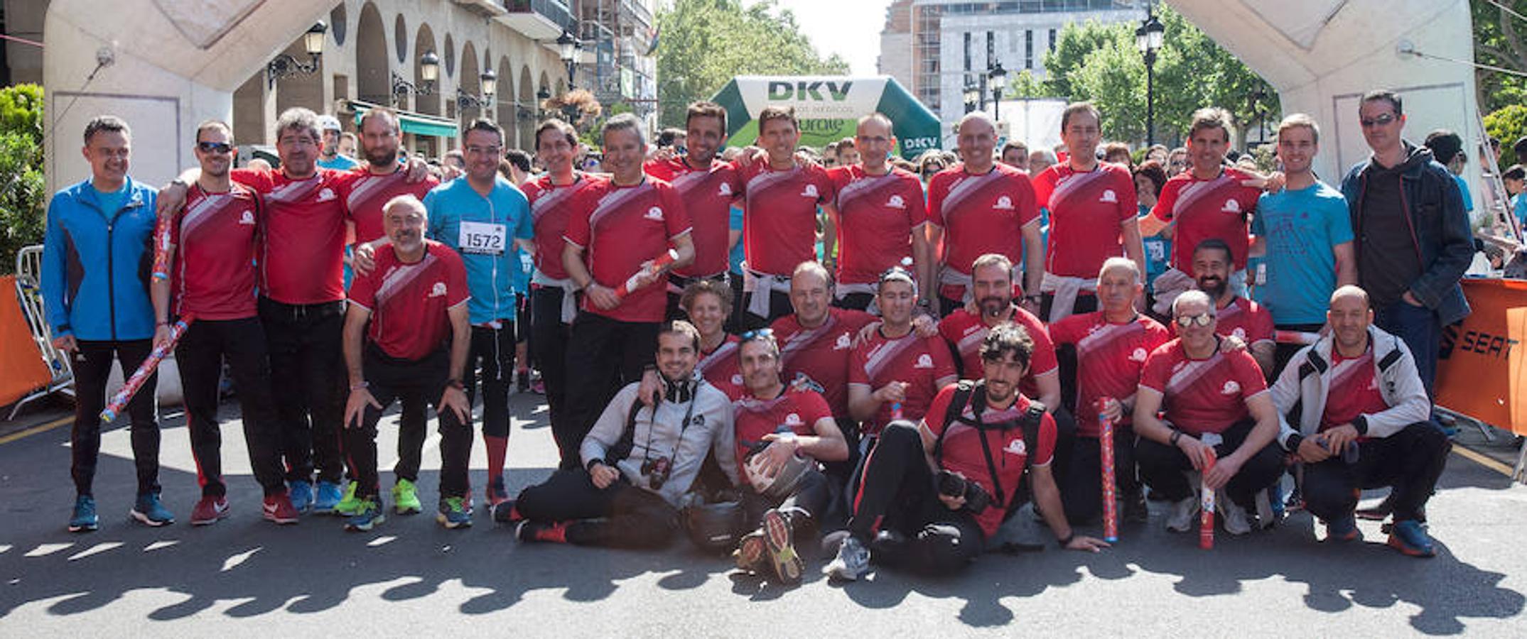 La Carrera de la Familia, organizada por la asociación 'Corre que te pillo', ha discurrido esta mañana por Logroño por un circuito urbano de 3.800 metros ideado para disfrutar en familia y de paso solidarizarse con una buena causa como es el estudio del síndrome de Hunter. 