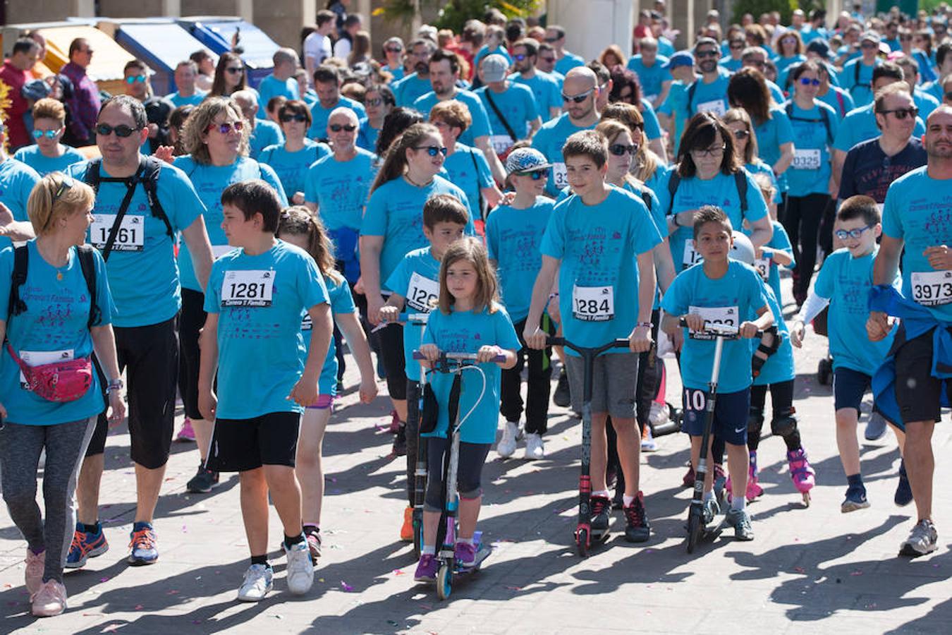 La Carrera de la Familia, organizada por la asociación 'Corre que te pillo', ha discurrido esta mañana por Logroño por un circuito urbano de 3.800 metros ideado para disfrutar en familia y de paso solidarizarse con una buena causa como es el estudio del síndrome de Hunter. 