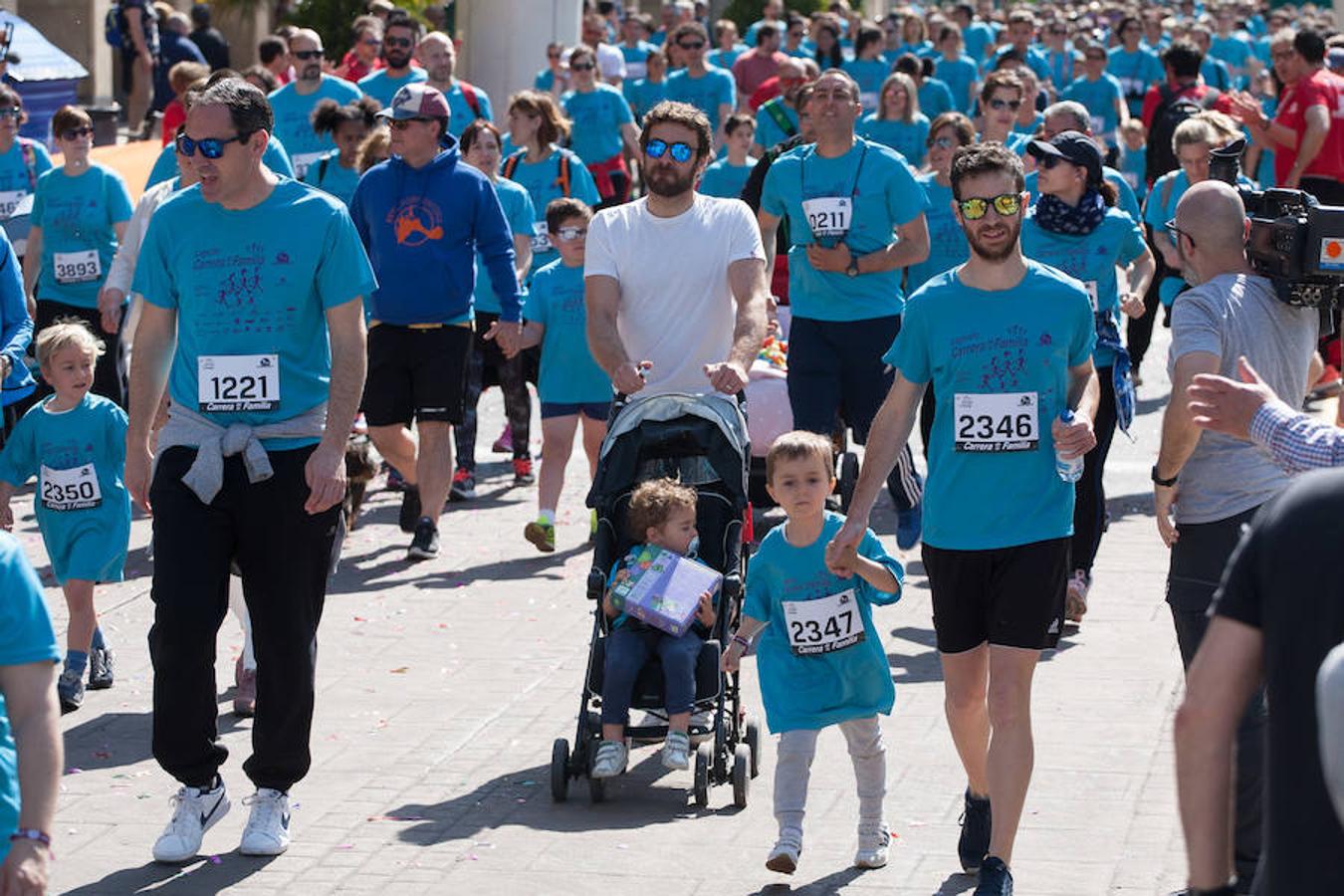 La Carrera de la Familia, organizada por la asociación 'Corre que te pillo', ha discurrido esta mañana por Logroño por un circuito urbano de 3.800 metros ideado para disfrutar en familia y de paso solidarizarse con una buena causa como es el estudio del síndrome de Hunter. 