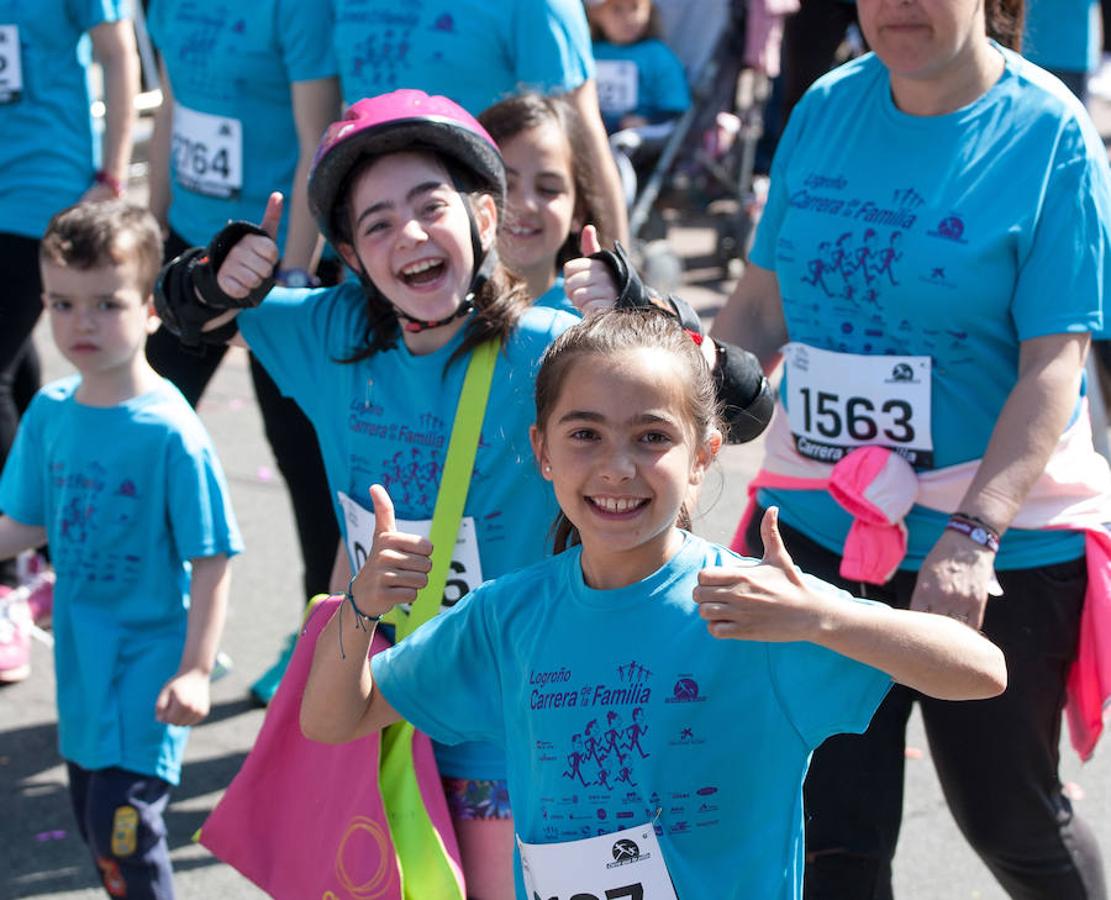 La Carrera de la Familia, organizada por la asociación 'Corre que te pillo', ha discurrido esta mañana por Logroño por un circuito urbano de 3.800 metros ideado para disfrutar en familia y de paso solidarizarse con una buena causa como es el estudio del síndrome de Hunter.