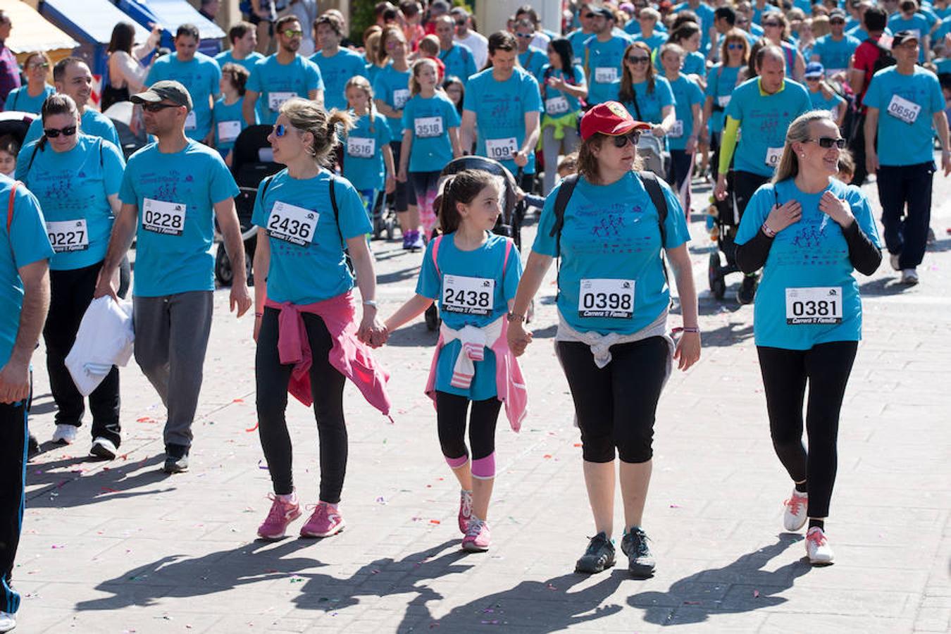 La Carrera de la Familia, organizada por la asociación 'Corre que te pillo', ha discurrido esta mañana por Logroño por un circuito urbano de 3.800 metros ideado para disfrutar en familia y de paso solidarizarse con una buena causa como es el estudio del síndrome de Hunter.