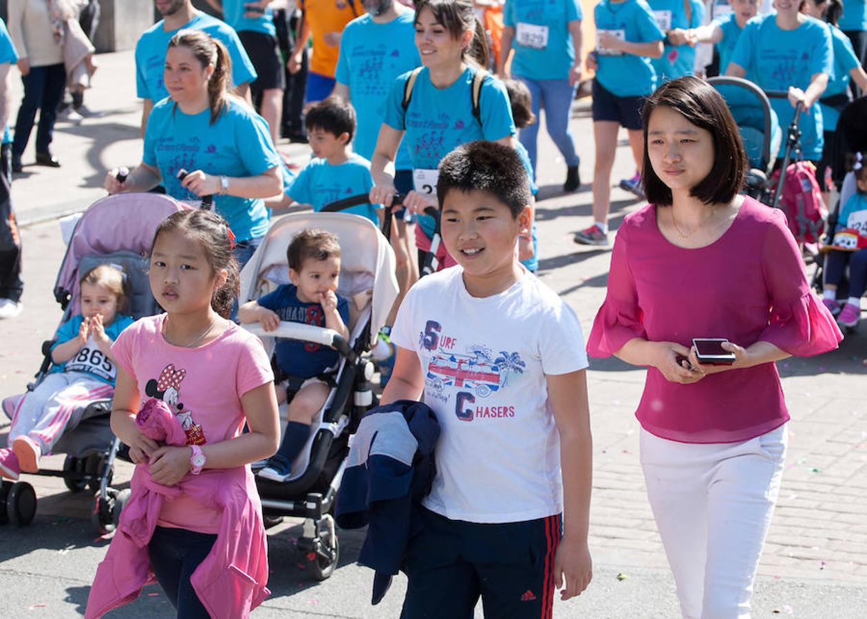 La Carrera de la Familia, organizada por la asociación 'Corre que te pillo', ha discurrido esta mañana por Logroño por un circuito urbano de 3.800 metros ideado para disfrutar en familia y de paso solidarizarse con una buena causa como es el estudio del síndrome de Hunter.