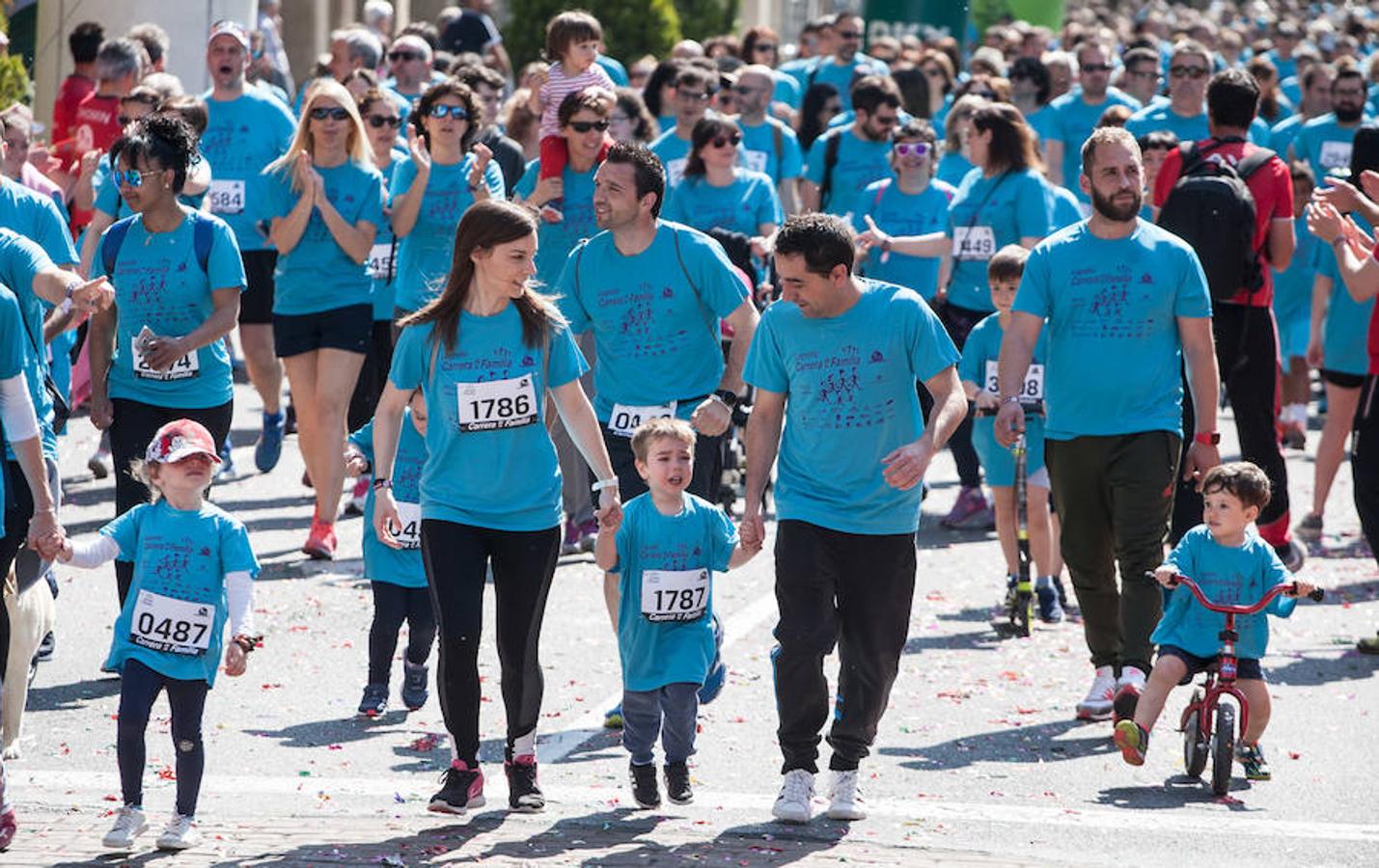 La Carrera de la Familia, organizada por la asociación 'Corre que te pillo', ha discurrido esta mañana por Logroño por un circuito urbano de 3.800 metros ideado para disfrutar en familia y de paso solidarizarse con una buena causa como es el estudio del síndrome de Hunter.