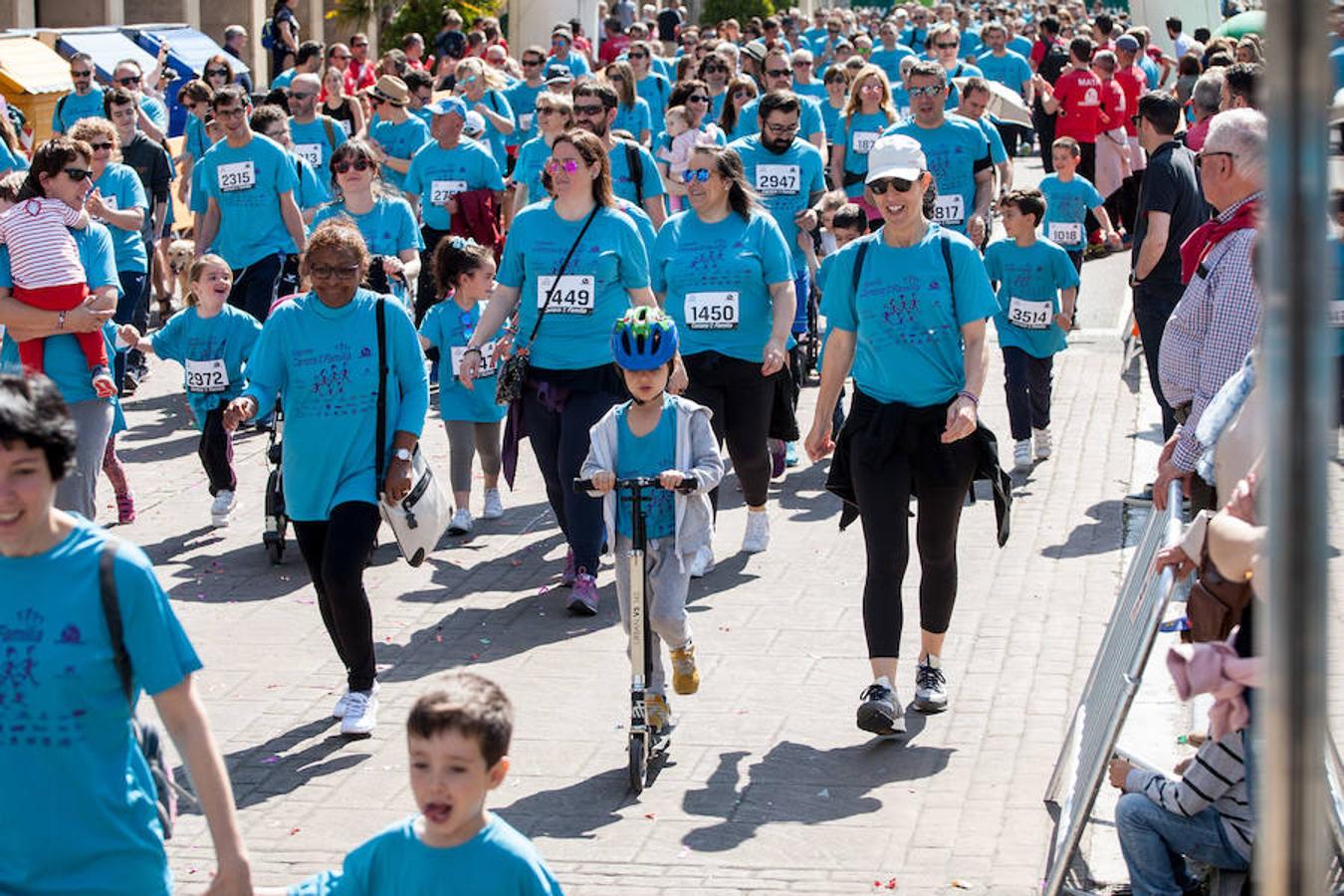 La Carrera de la Familia, organizada por la asociación 'Corre que te pillo', ha discurrido esta mañana por Logroño por un circuito urbano de 3.800 metros ideado para disfrutar en familia y de paso solidarizarse con una buena causa como es el estudio del síndrome de Hunter.