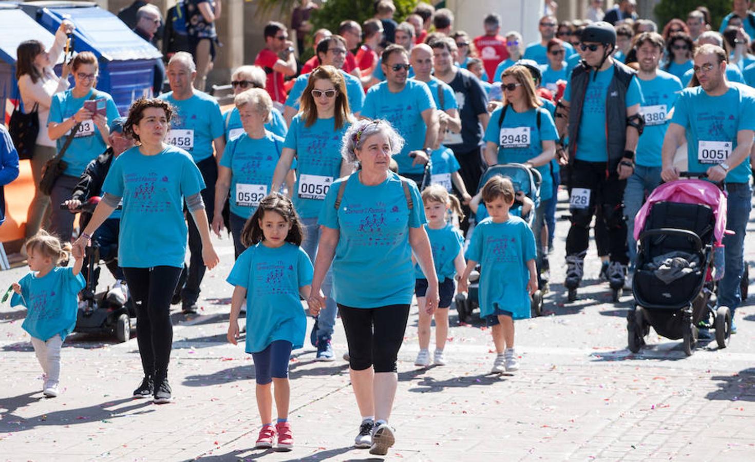 La Carrera de la Familia, organizada por la asociación 'Corre que te pillo', ha discurrido esta mañana por Logroño por un circuito urbano de 3.800 metros ideado para disfrutar en familia y de paso solidarizarse con una buena causa como es el estudio del síndrome de Hunter.