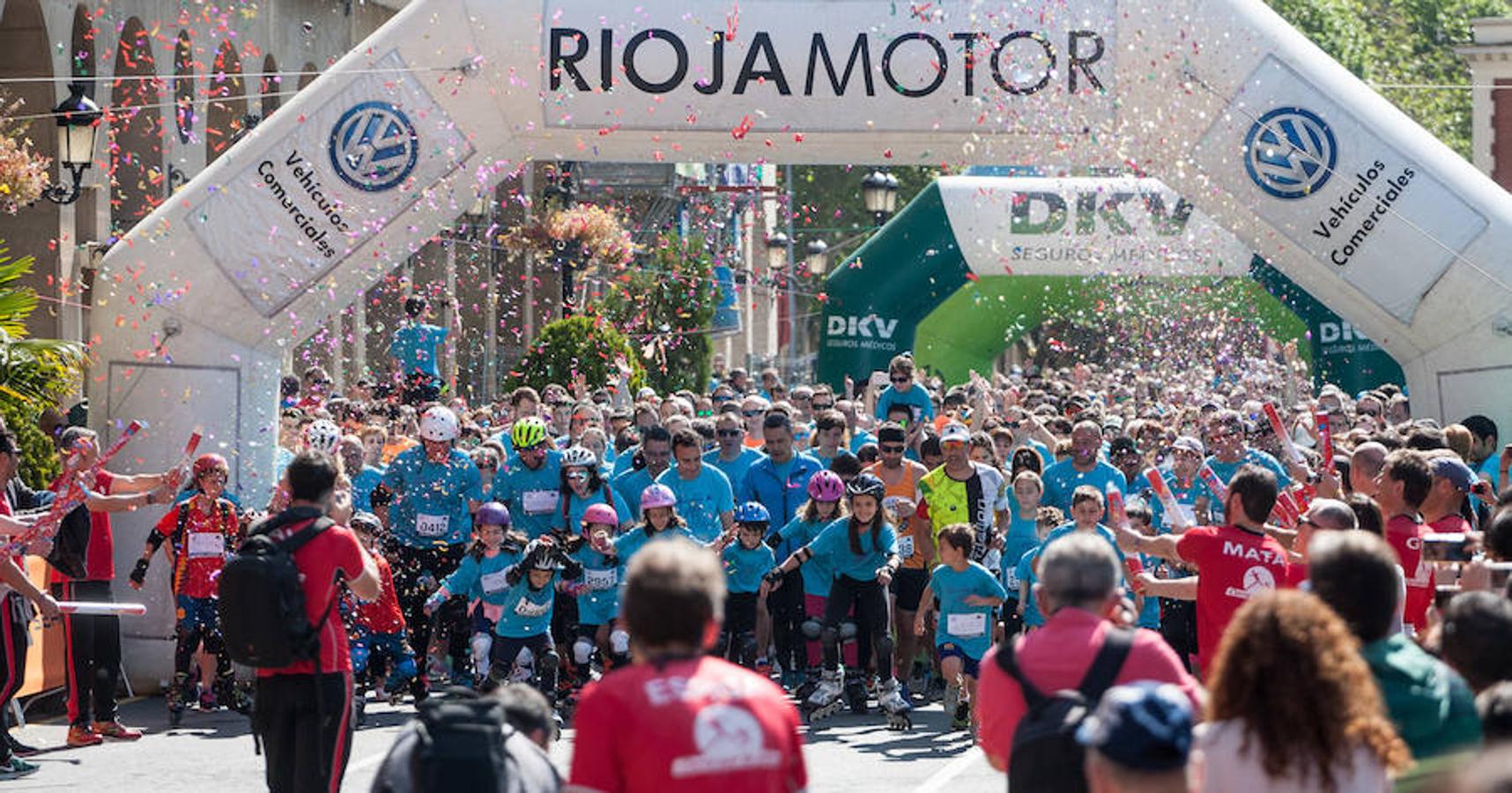 La Carrera de la Familia, organizada por la asociación 'Corre que te pillo', ha discurrido esta mañana por Logroño por un circuito urbano de 3.800 metros ideado para disfrutar en familia y de paso solidarizarse con una buena causa como es el estudio del síndrome de Hunter. 