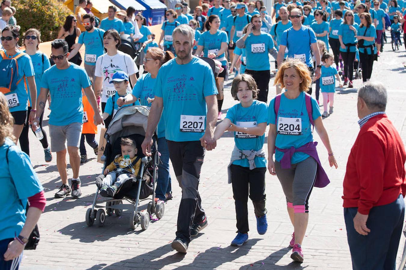 La Carrera de la Familia, organizada por la asociación 'Corre que te pillo', ha discurrido esta mañana por Logroño por un circuito urbano de 3.800 metros ideado para disfrutar en familia y de paso solidarizarse con una buena causa como es el estudio del síndrome de Hunter.