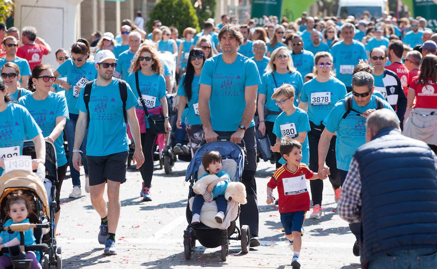 La Carrera de la Familia, organizada por la asociación 'Corre que te pillo', ha discurrido esta mañana por Logroño por un circuito urbano de 3.800 metros ideado para disfrutar en familia y de paso solidarizarse con una buena causa como es el estudio del síndrome de Hunter.