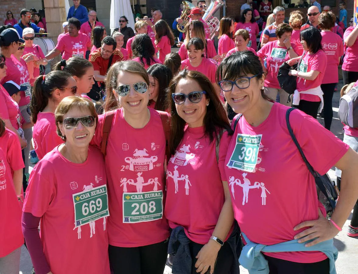 Lardero ha albergado una nueva edición de la Carrera de la Mujer en la que ha participado más de un millar de personas. La prueba, en favor de la Asociación Española Contra el Cáncer, habilita los donativos para la investigación médica contra la enfermedad.
