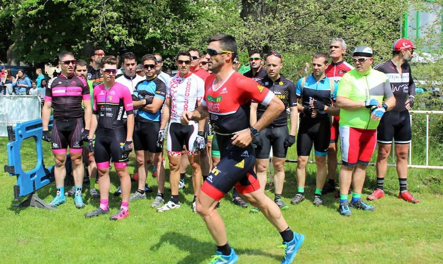 Imágenes correspondientes al Duatlón Cross Carrasquedo que se ha celebrao en Grañón y que ha sido valedero para el Campeonato de La Rioja de la modalidad. El día ha sido óptimo para la celebración de la prueba deportiva sobre un trazado de 6km-22km y 3km.