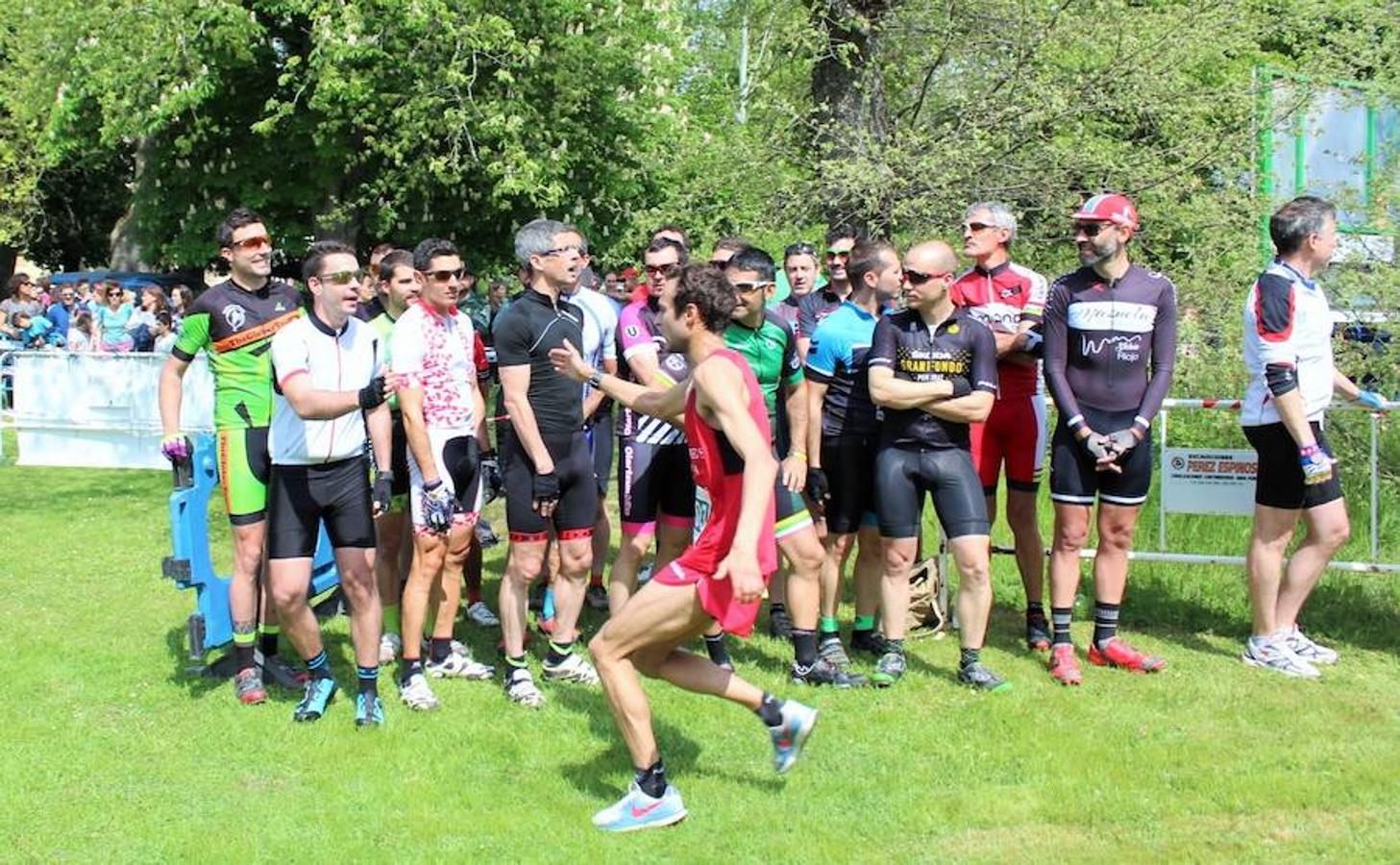 Imágenes correspondientes al Duatlón Cross Carrasquedo que se ha celebrao en Grañón y que ha sido valedero para el Campeonato de La Rioja de la modalidad. El día ha sido óptimo para la celebración de la prueba deportiva sobre un trazado de 6km-22km y 3km.