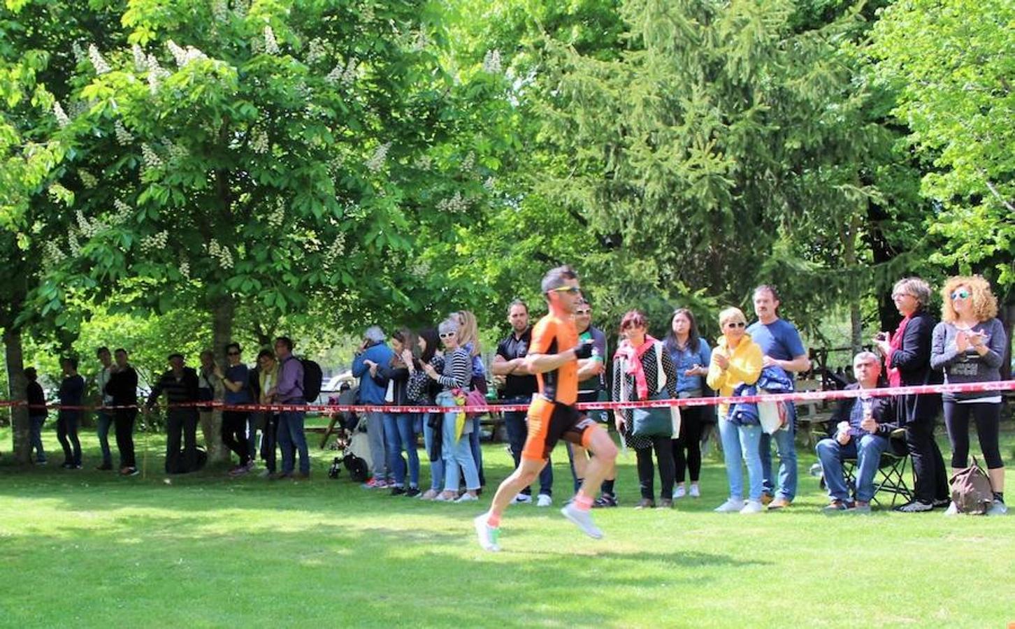 Imágenes correspondientes al Duatlón Cross Carrasquedo que se ha celebrao en Grañón y que ha sido valedero para el Campeonato de La Rioja de la modalidad. El día ha sido óptimo para la celebración de la prueba deportiva sobre un trazado de 6km-22km y 3km.