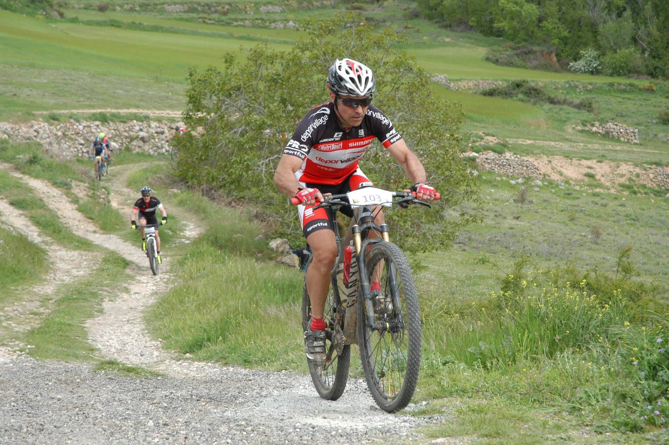 Salida y paso por Villarroya (zona de monte y pueblo) de la VII travesía Villa de Autol disputada el domingo, dentro del I Open XCM La Rioja