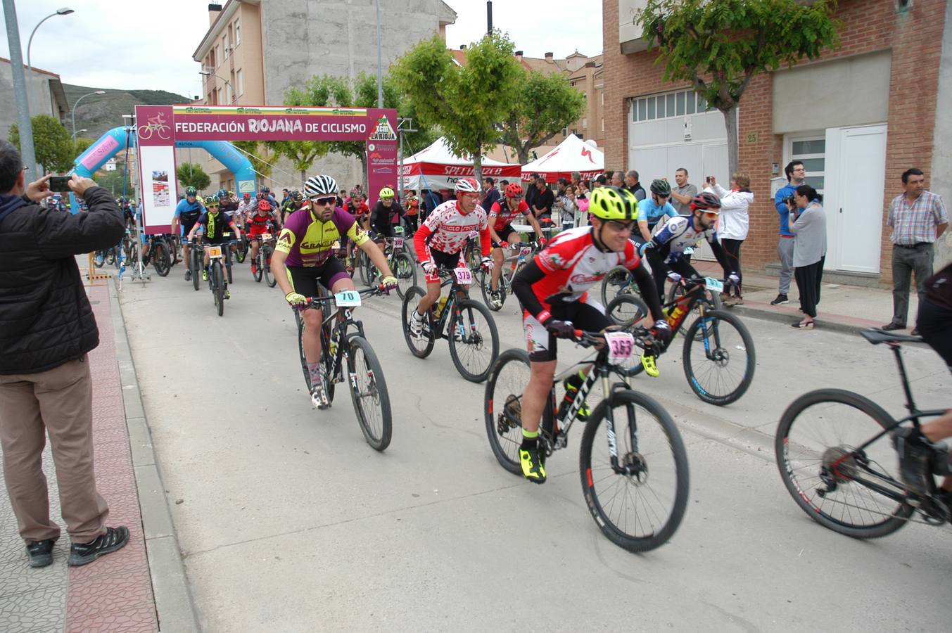 Salida y paso por Villarroya (zona de monte y pueblo) de la VII travesía Villa de Autol disputada el domingo, dentro del I Open XCM La Rioja