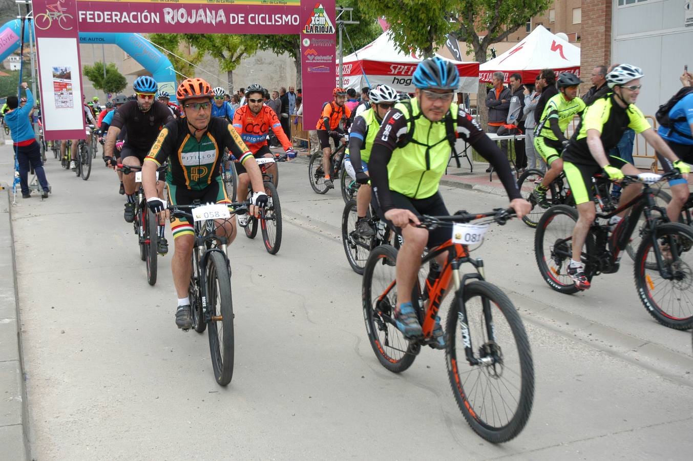 Salida y paso por Villarroya (zona de monte y pueblo) de la VII travesía Villa de Autol disputada el domingo, dentro del I Open XCM La Rioja