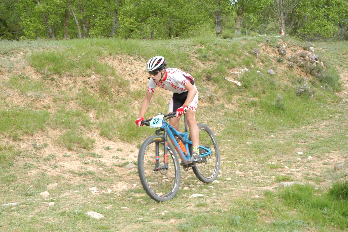 Salida y paso por Villarroya (zona de monte y pueblo) de la VII travesía Villa de Autol disputada el domingo, dentro del I Open XCM La Rioja