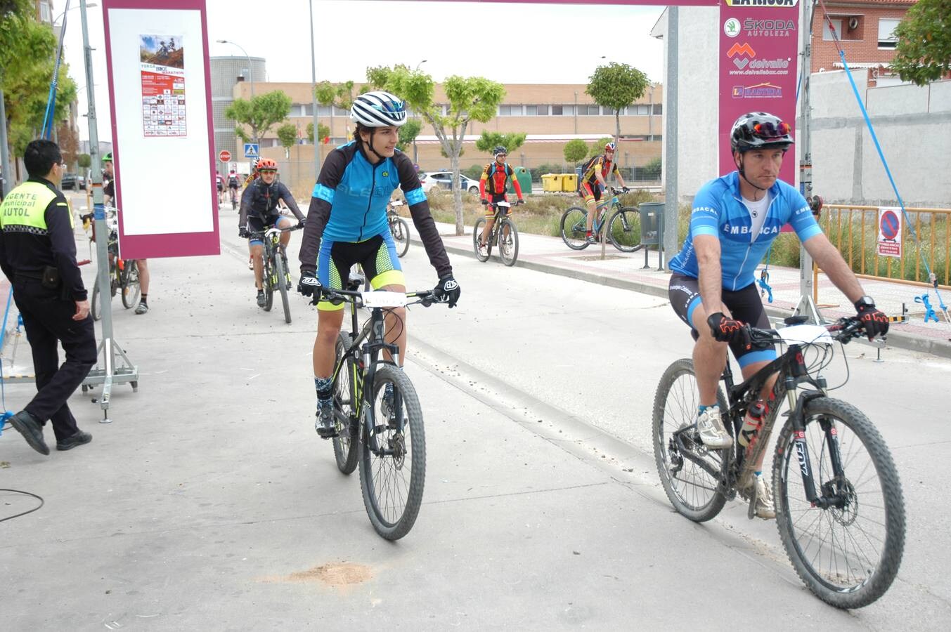 Salida y paso por Villarroya (zona de monte y pueblo) de la VII travesía Villa de Autol disputada el domingo, dentro del I Open XCM La Rioja