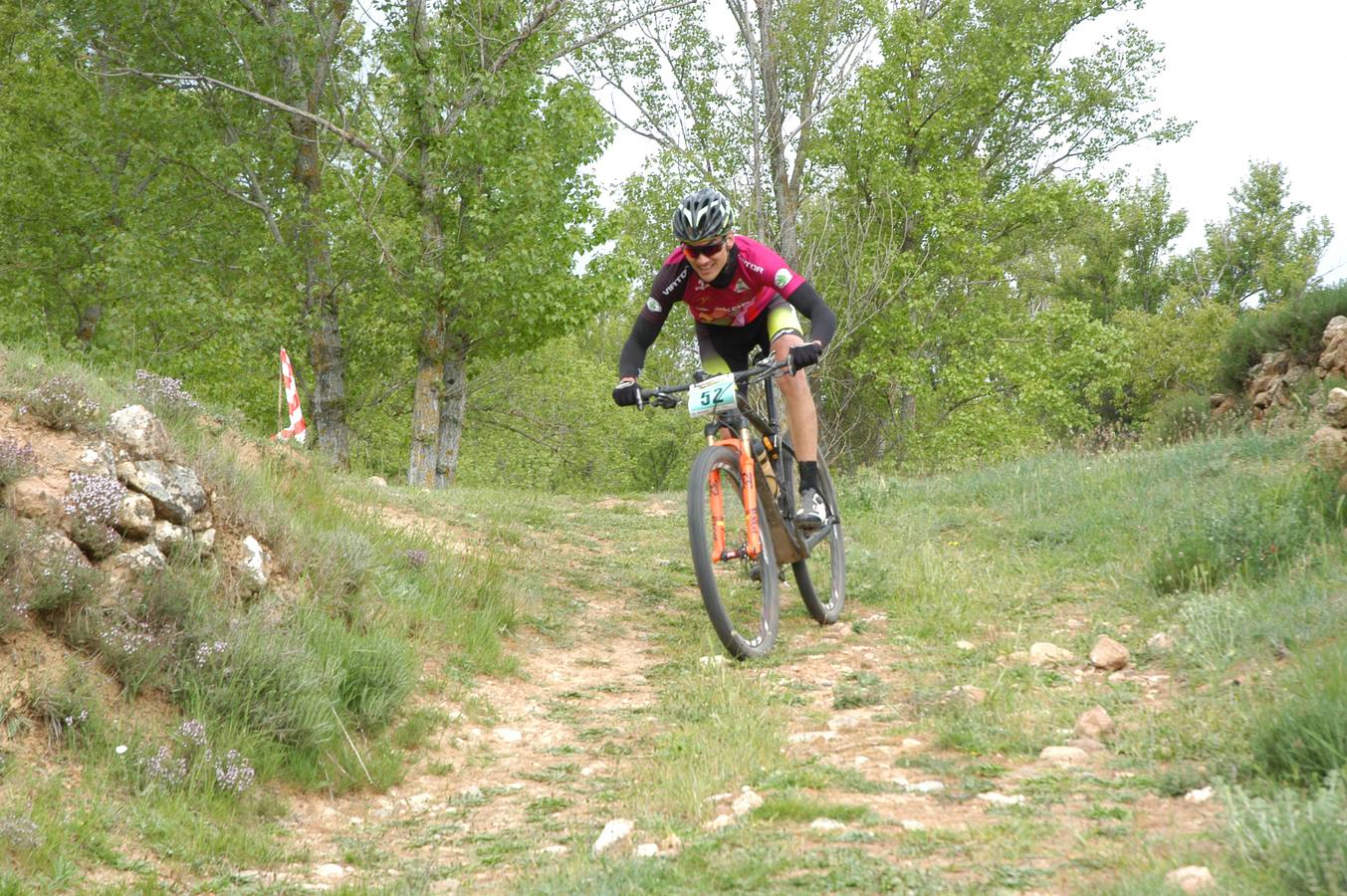 Salida y paso por Villarroya (zona de monte y pueblo) de la VII travesía Villa de Autol disputada el domingo, dentro del I Open XCM La Rioja