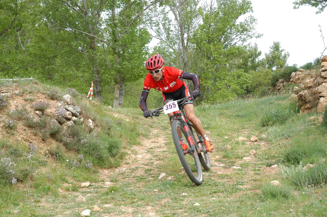 Salida y paso por Villarroya (zona de monte y pueblo) de la VII travesía Villa de Autol disputada el domingo, dentro del I Open XCM La Rioja