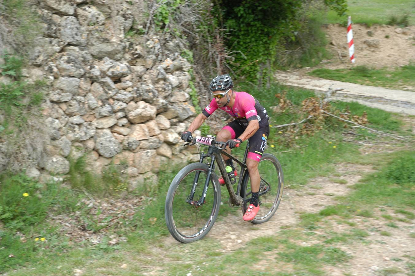 Salida y paso por Villarroya (zona de monte y pueblo) de la VII travesía Villa de Autol disputada el domingo, dentro del I Open XCM La Rioja