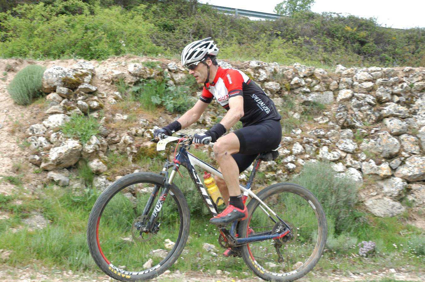 Salida y paso por Villarroya (zona de monte y pueblo) de la VII travesía Villa de Autol disputada el domingo, dentro del I Open XCM La Rioja