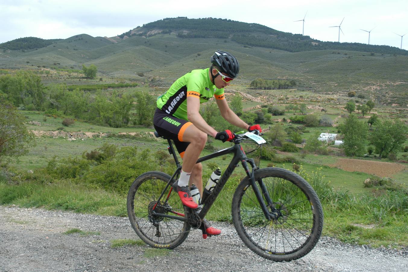 Salida y paso por Villarroya (zona de monte y pueblo) de la VII travesía Villa de Autol disputada el domingo, dentro del I Open XCM La Rioja