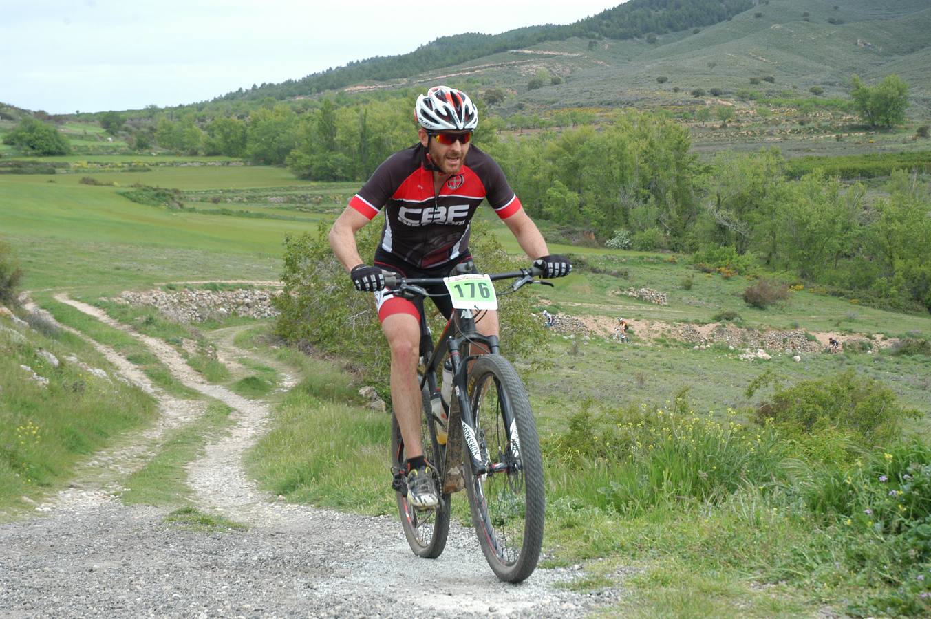 Salida y paso por Villarroya (zona de monte y pueblo) de la VII travesía Villa de Autol disputada el domingo, dentro del I Open XCM La Rioja