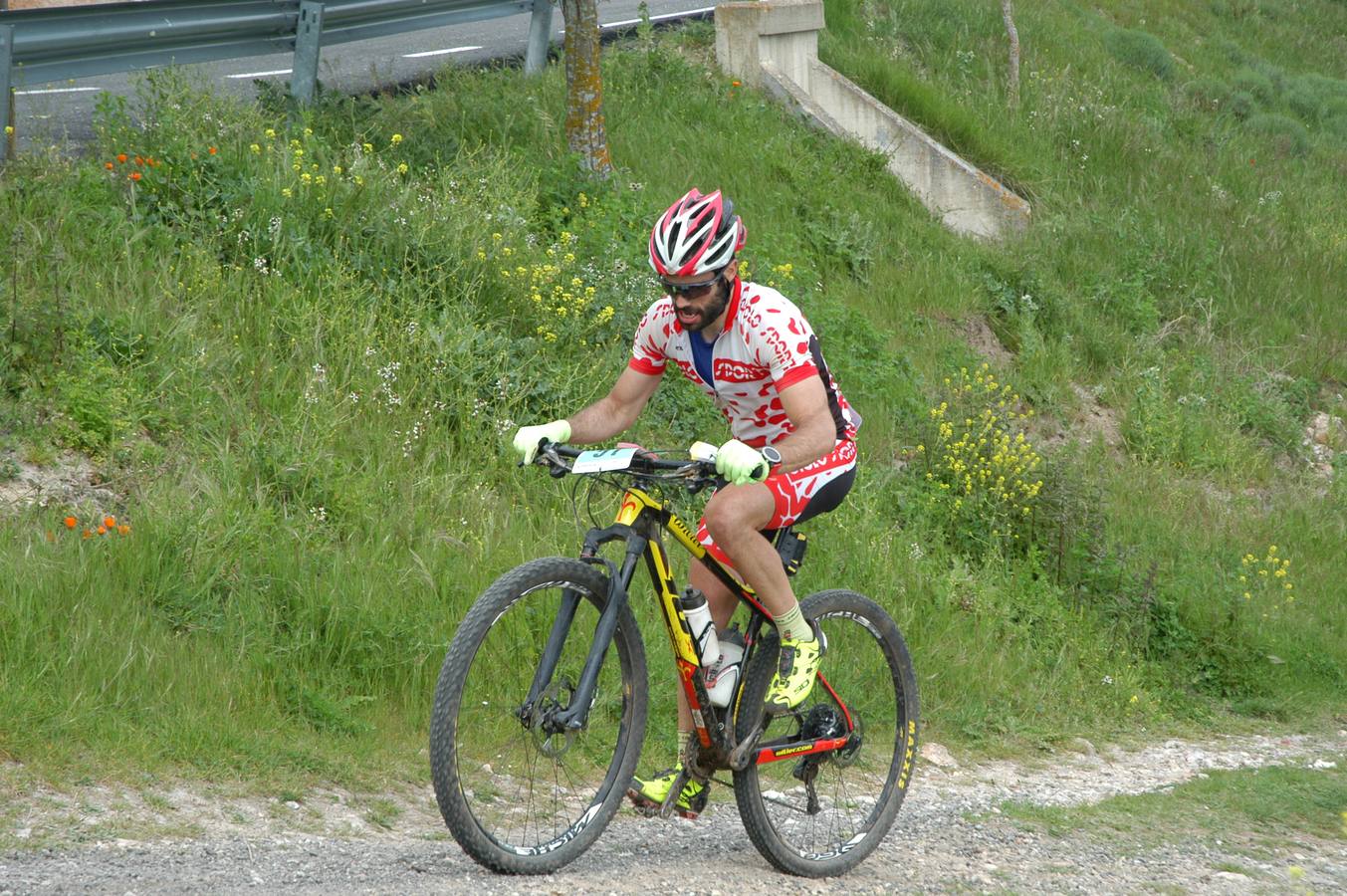 Salida y paso por Villarroya (zona de monte y pueblo) de la VII travesía Villa de Autol disputada el domingo, dentro del I Open XCM La Rioja