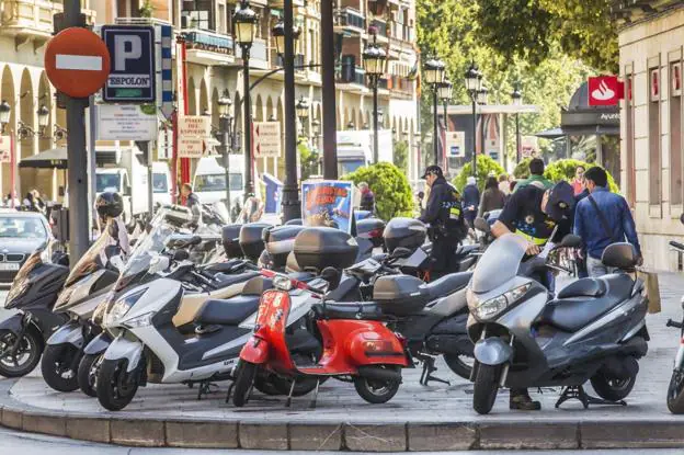 Aparcadas. Motos en la esquina de una calle de Logroño. :: L.R.M.