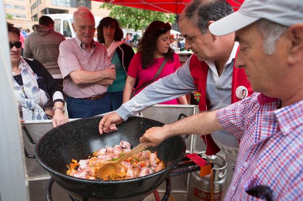 Manos a la obra para hacer la mejor caldereta en El Arco. :: s.T.
