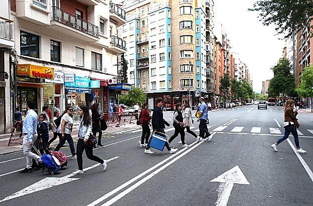 Los viandantes cruzan por la calzada tras retirarse los semáforos. 