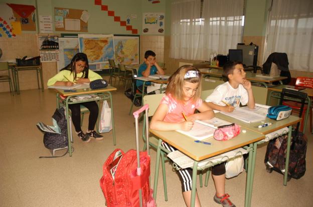 Alexia, Cinthia, Jorge y Julen, ayer en clase en el colegio de Cabretón. :: s.s.j.
