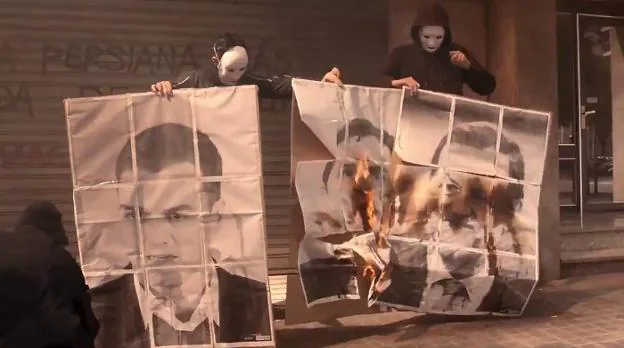 Miembros de Arran queman fotos de Sánchez, Rivera y Rajoy. :: r. c.
