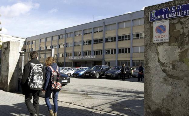 Dos alumnos pasan por delante del Valdeluz.