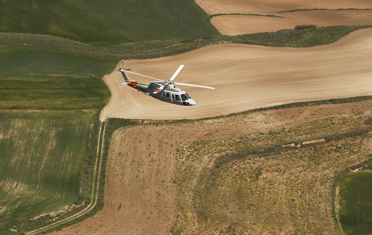 Diario LA RIOJA vuela a bordo de un helicóptero de la unidad BHELMA durante el ensayo general del Día de las Fuerzas Armadas