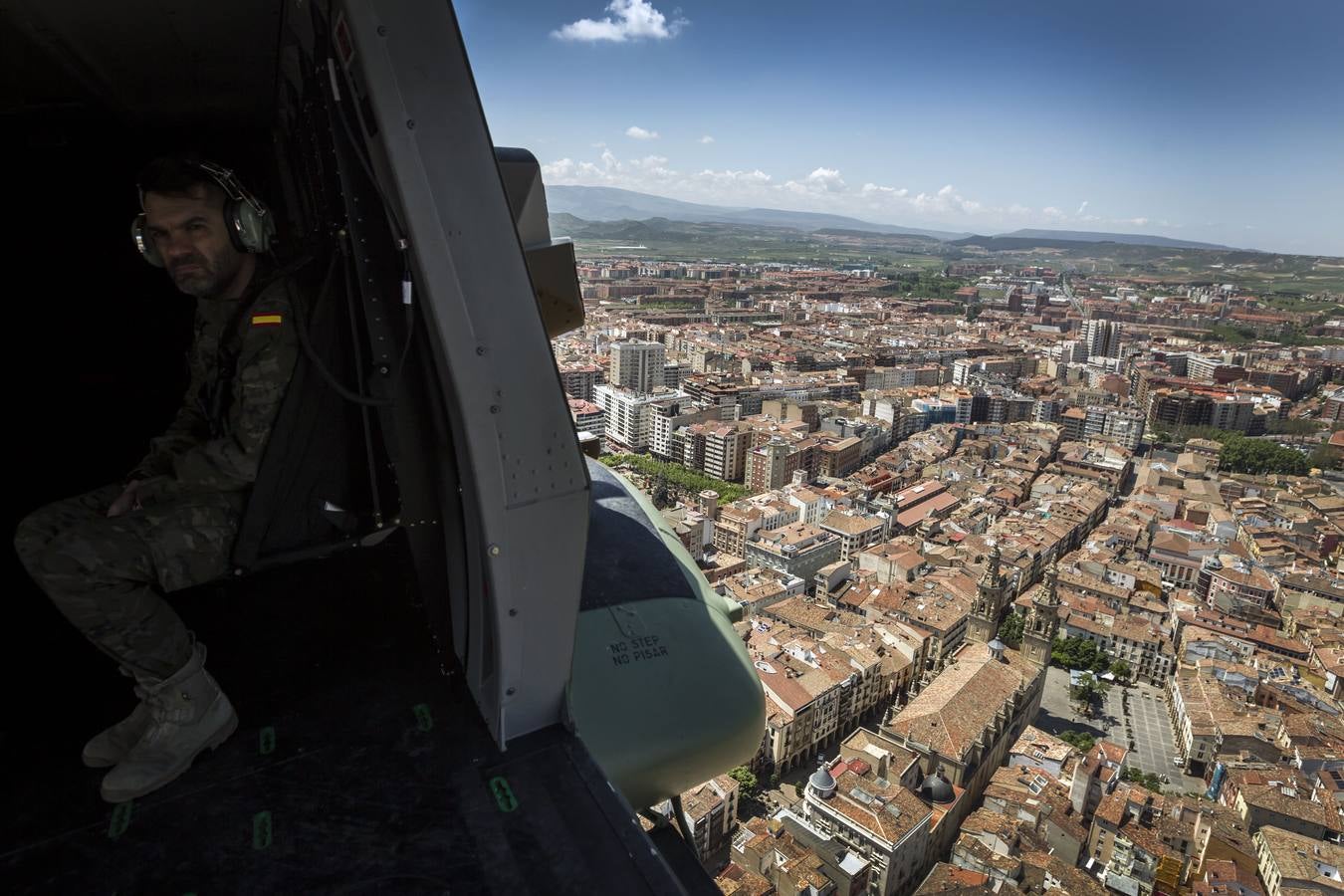 Diario LA RIOJA vuela a bordo de un helicóptero de la unidad BHELMA durante el ensayo general del Día de las Fuerzas Armadas