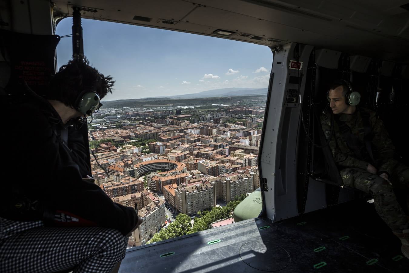 Diario LA RIOJA vuela a bordo de un helicóptero de la unidad BHELMA durante el ensayo general del Día de las Fuerzas Armadas