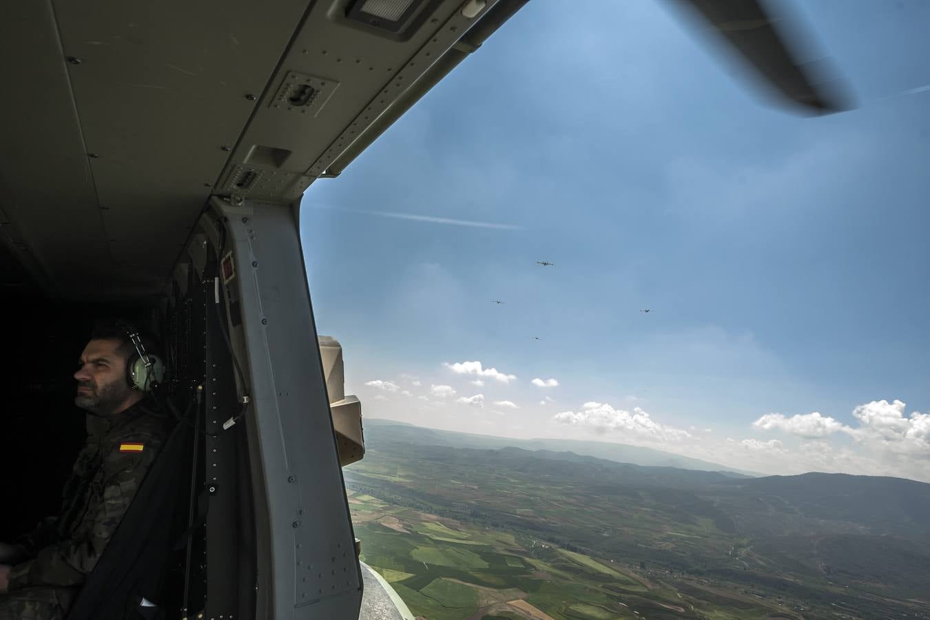 Diario LA RIOJA vuela a bordo de un helicóptero de la unidad BHELMA durante el ensayo general del Día de las Fuerzas Armadas