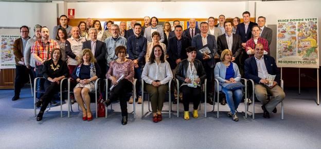 Foto de familia, ayer, en la sede de la FER, con alrededor de una treintena de entidades sumándose a la campaña. :: fernando díaz
