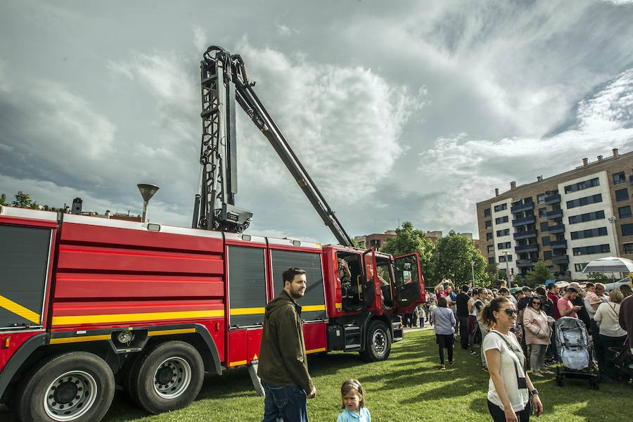 Como anticipo al desfile de las Fuerzas Armadas del sábado, Logroño albergó en varios puntos de la ciudad distintas exhibiciones de destreza de los soldados que participan en la capital riojana en este homenaje a las Fuerzas Armadas.