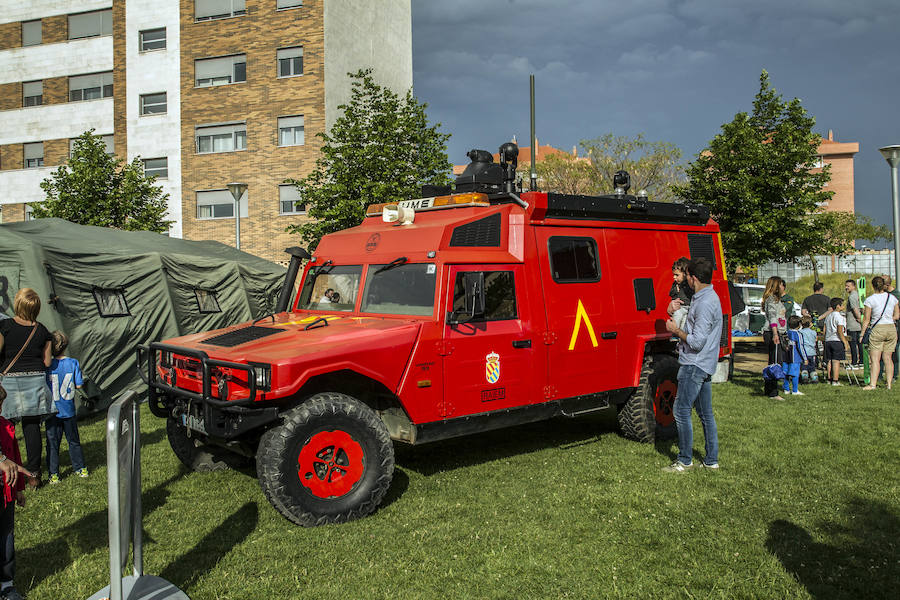 Como anticipo al desfile de las Fuerzas Armadas del sábado, Logroño albergó en varios puntos de la ciudad distintas exhibiciones de destreza de los soldados que participan en la capital riojana en este homenaje a las Fuerzas Armadas.