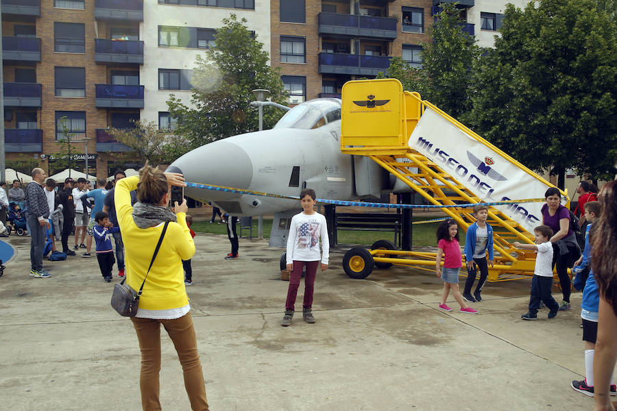 Como anticipo al desfile de las Fuerzas Armadas del sábado, Logroño albergó en varios puntos de la ciudad distintas exhibiciones de destreza de los soldados que participan en la capital riojana en este homenaje a las Fuerzas Armadas.