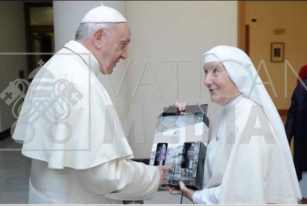 Sor Julia entrega al Papa Francisco el vino de Rioja durante su recepción