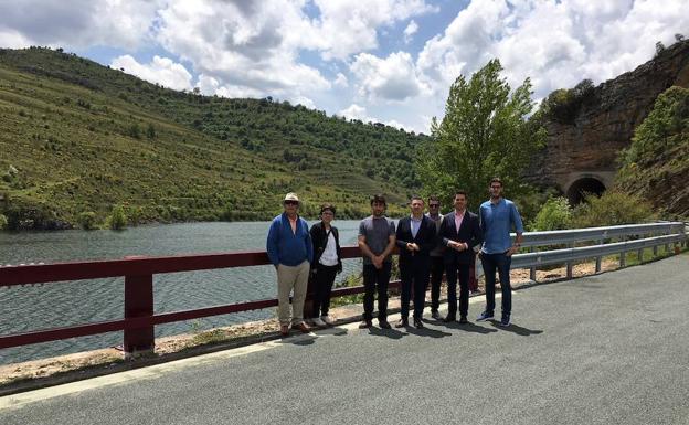 Visita a la renovada imagen de uno de los puentes junto al pantano de Mansilla. 