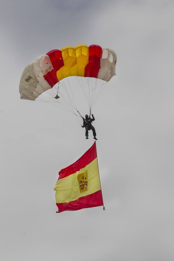 La exhibición protagonizada por la Guardia Real con sus caballos ha despertado el interés de los logroñeses, quienes han acudido a la Hípica Militar para presenciarla en un número aproximado al millar, entre ellas la alcaldesa de Logroño, Concepción Gamarra.